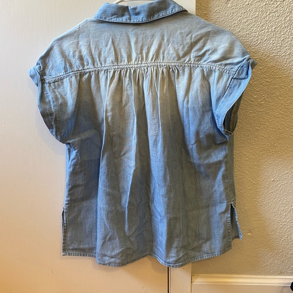 NWT Old Navy Chambray Shirt. - Picture 2 of 3